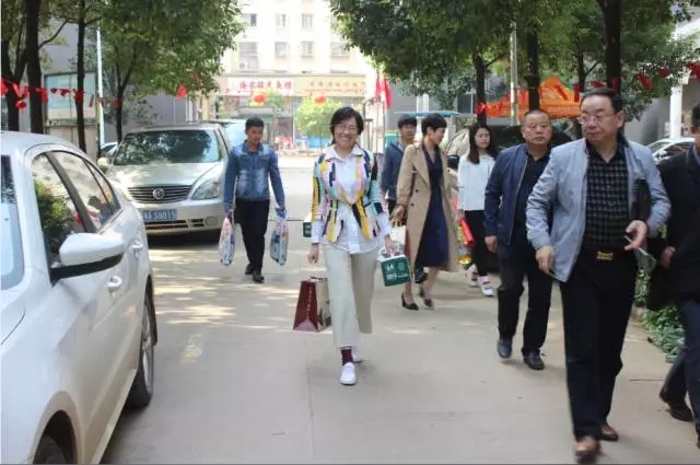 重陽節，<a href=demo2.html target=_blank class=infotextkey>加博士</a>再進社區(qū)看(kàn)望退休老(lǎo)人(rén)