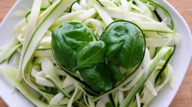 看(kàn)看(kàn)你(nǐ)身(shēn)體(tǐ)裡(lǐ)缺少(shǎo)哪種維生(shēng)素，<a href=demo2.html target=_blank class=infotextkey>加博士</a>教你(nǐ)怎麽補！