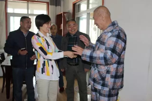 重陽節，<a href=demo2.html target=_blank class=infotextkey>加博士</a>再進社區(qū)看(kàn)望退休老(lǎo)人(rén)